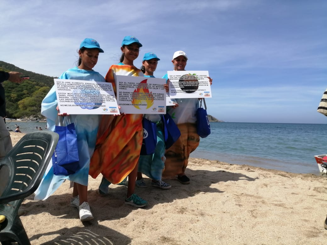 Voluntarios de la jornada de limpieza Playatón Tayrona.