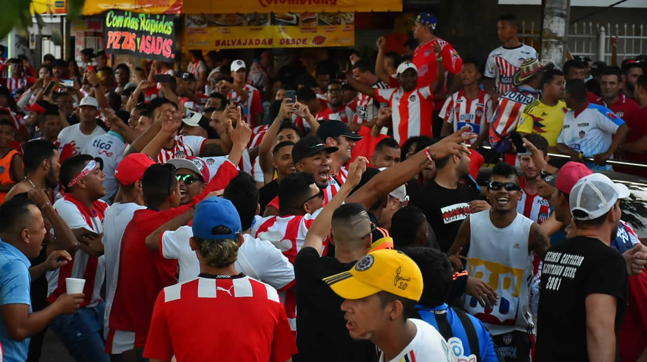 Aficionados haciendo fila para ingresar al Metropolitano.