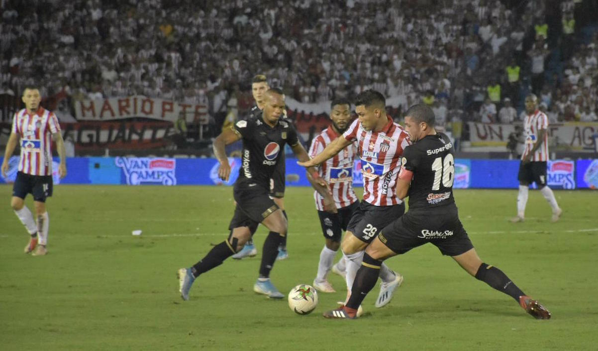 Teófilo Gutiérrez eludiendo al defensa Juan Pablo Segovia.