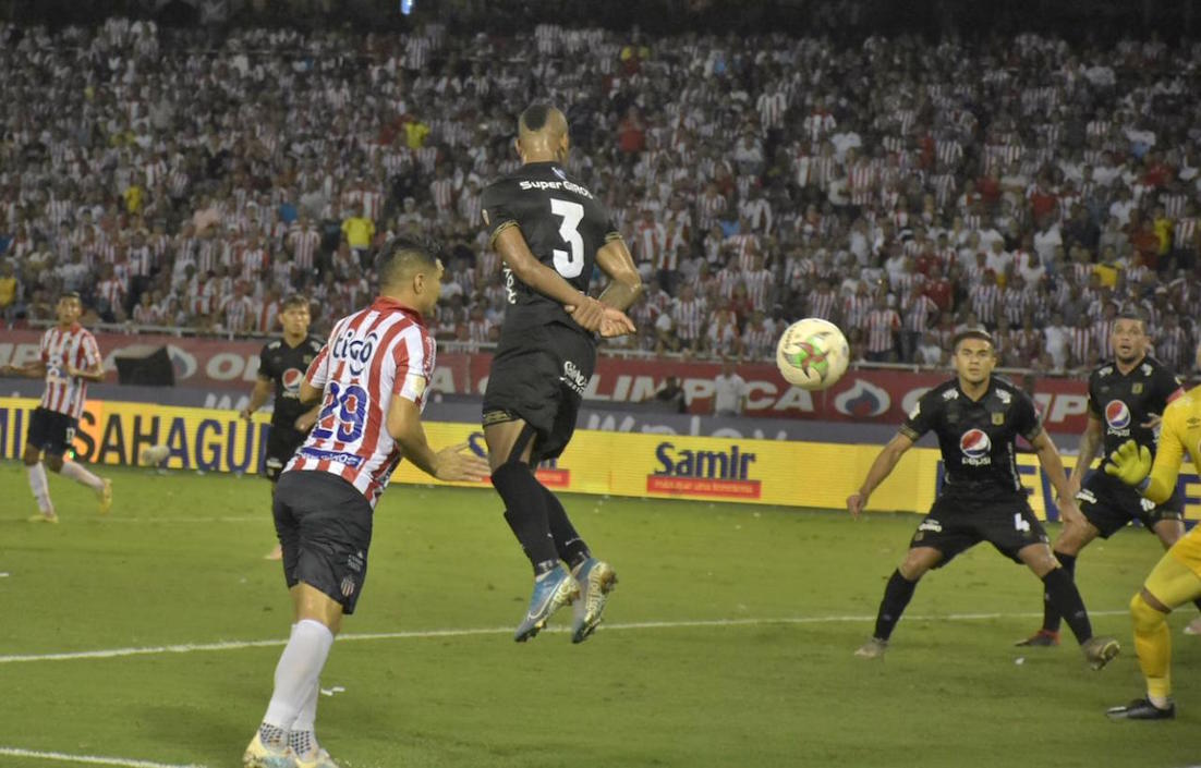 El lateral Edwin Velasco rechazando una jugada ofensiva de los rojiblancos.