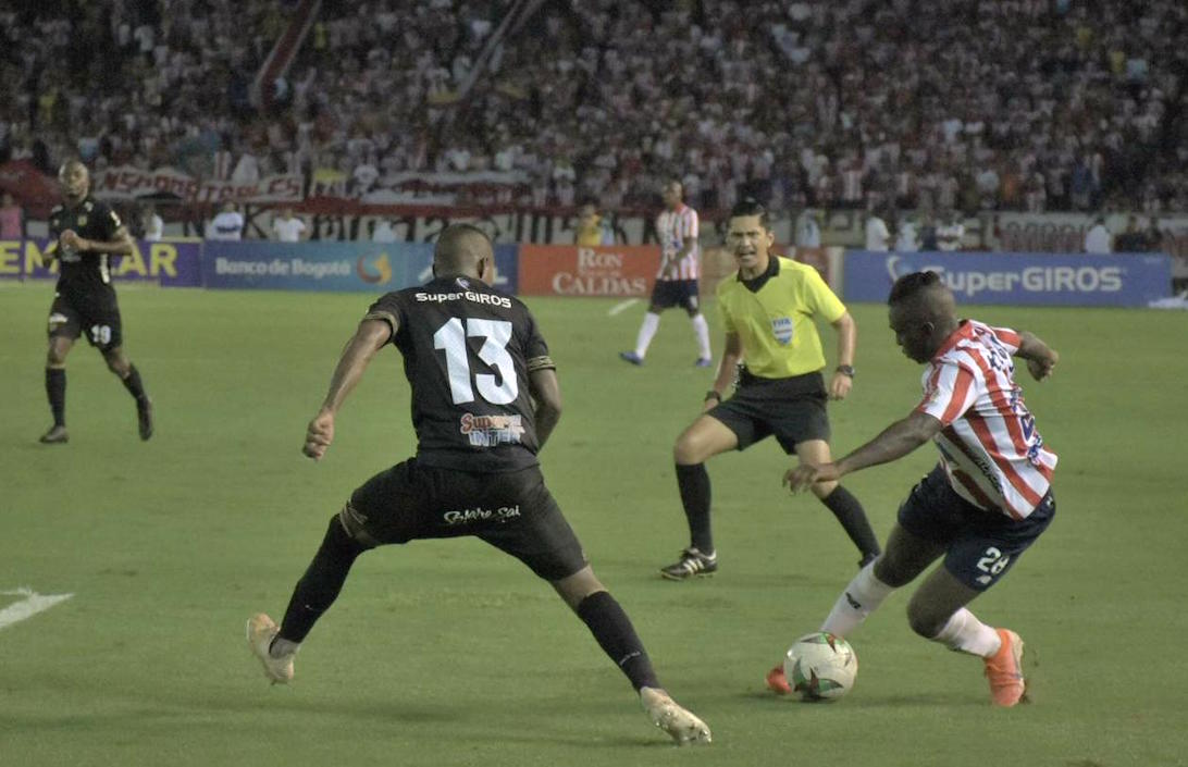Edwuin Cetré sacando la marca de Daniel Quiñones.