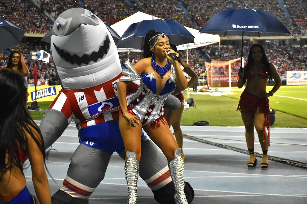 La cantante Yuranis León fue la encargada del show musical en la antesala del partido.