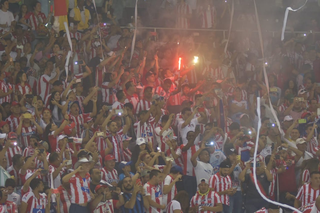 Luces y celulares encendidos en el estadio Metropolitano.
