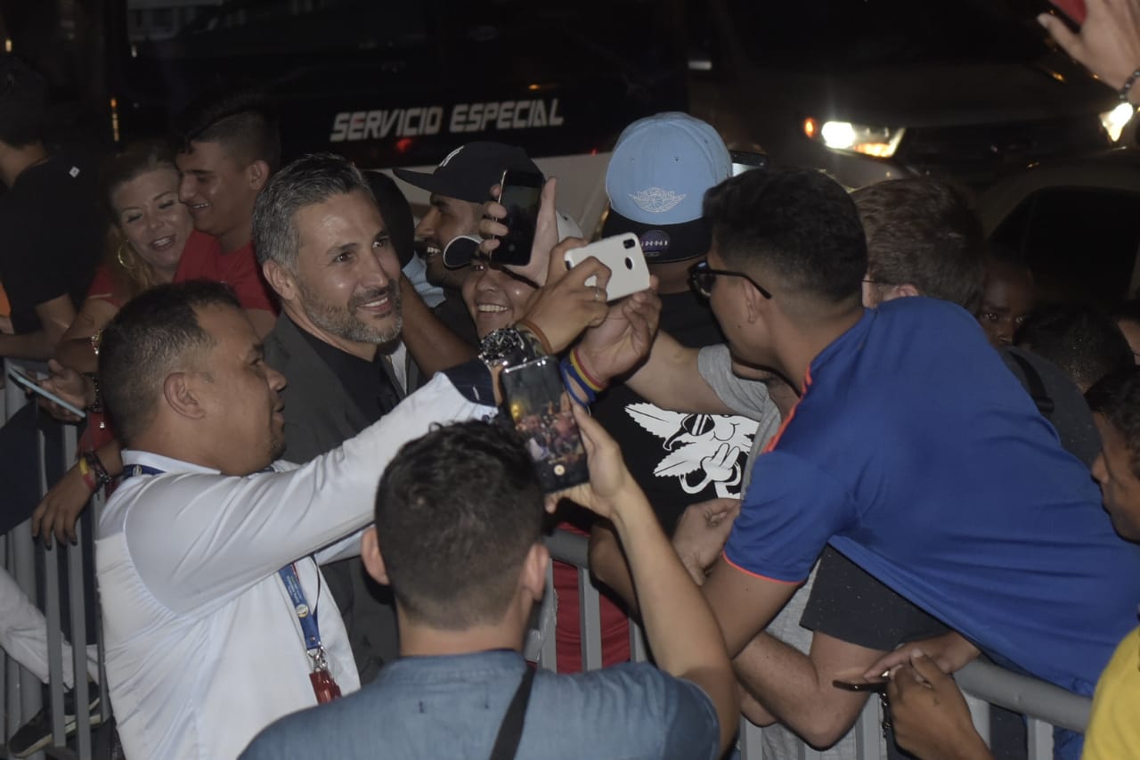 Yepes tomándose fotos con los hinchas.