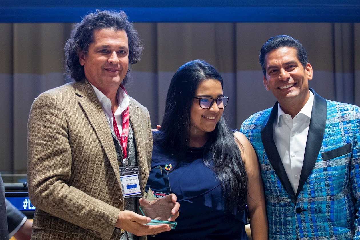 Carlos Vives recibiendo el premio.