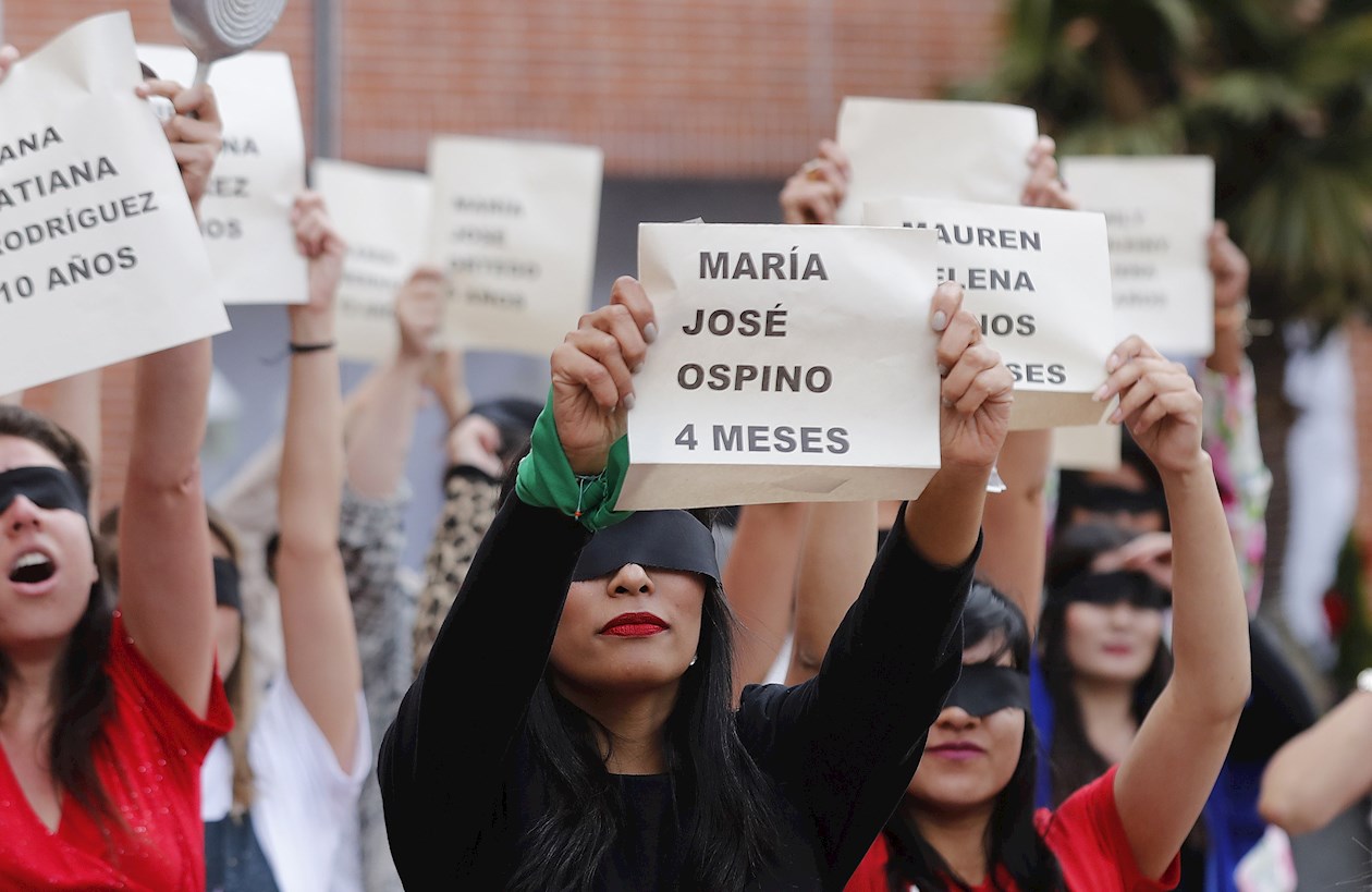 Periodistas colombianas replican la coreografía "Un violador en tu camino" 