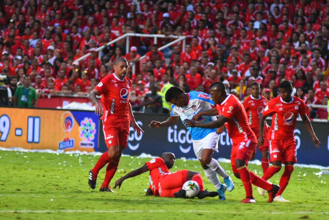 Luis 'El Chino' Sandoval intentando superar el muro defensivo de los locales.