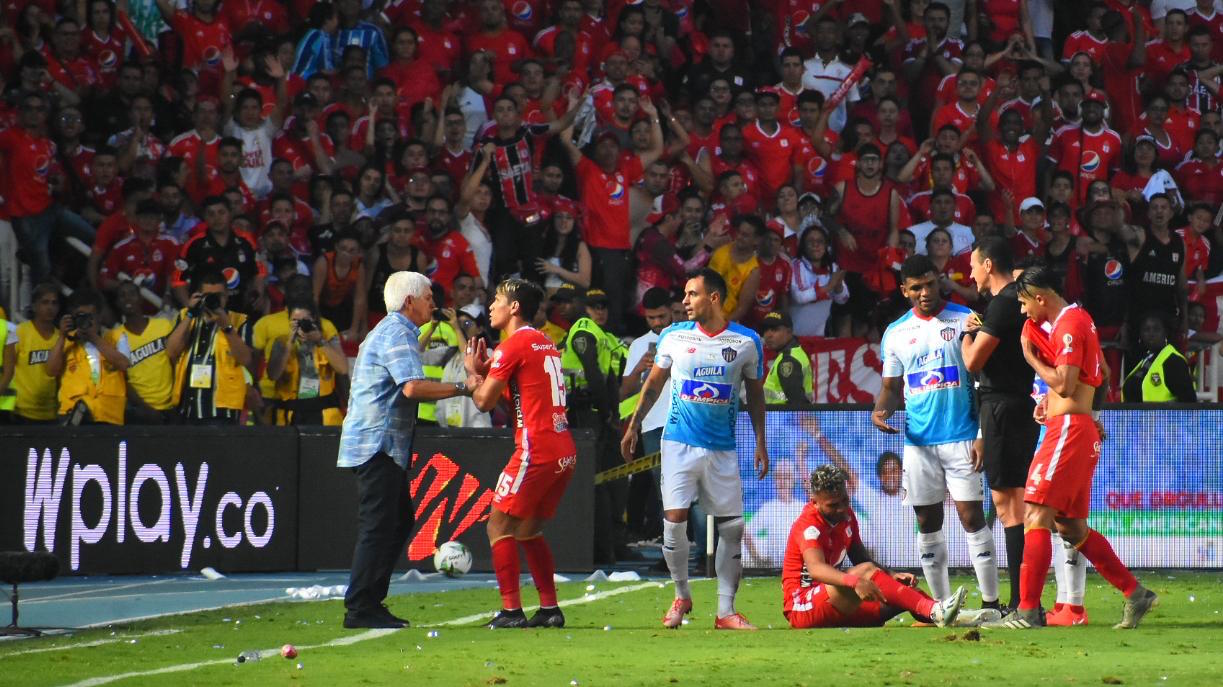 Rafael Carrascal discutiendo con el técnico juniorista Julio Comesaña.
