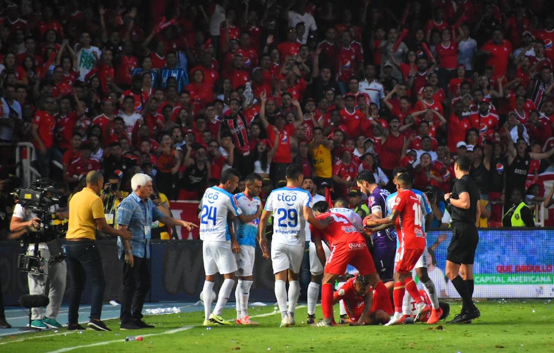 Momentos de tensión al final del partido.