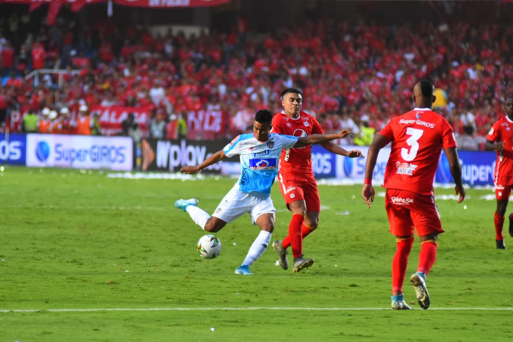 Luis Sandoval ensayando un remate ante la marca de Edwin Velasco.