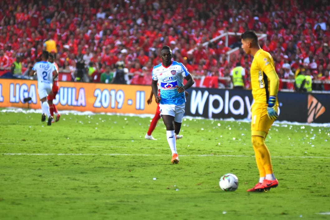 El arquero Neto Volpi controla el balón frente a la llegada de Edwuin Cetré.