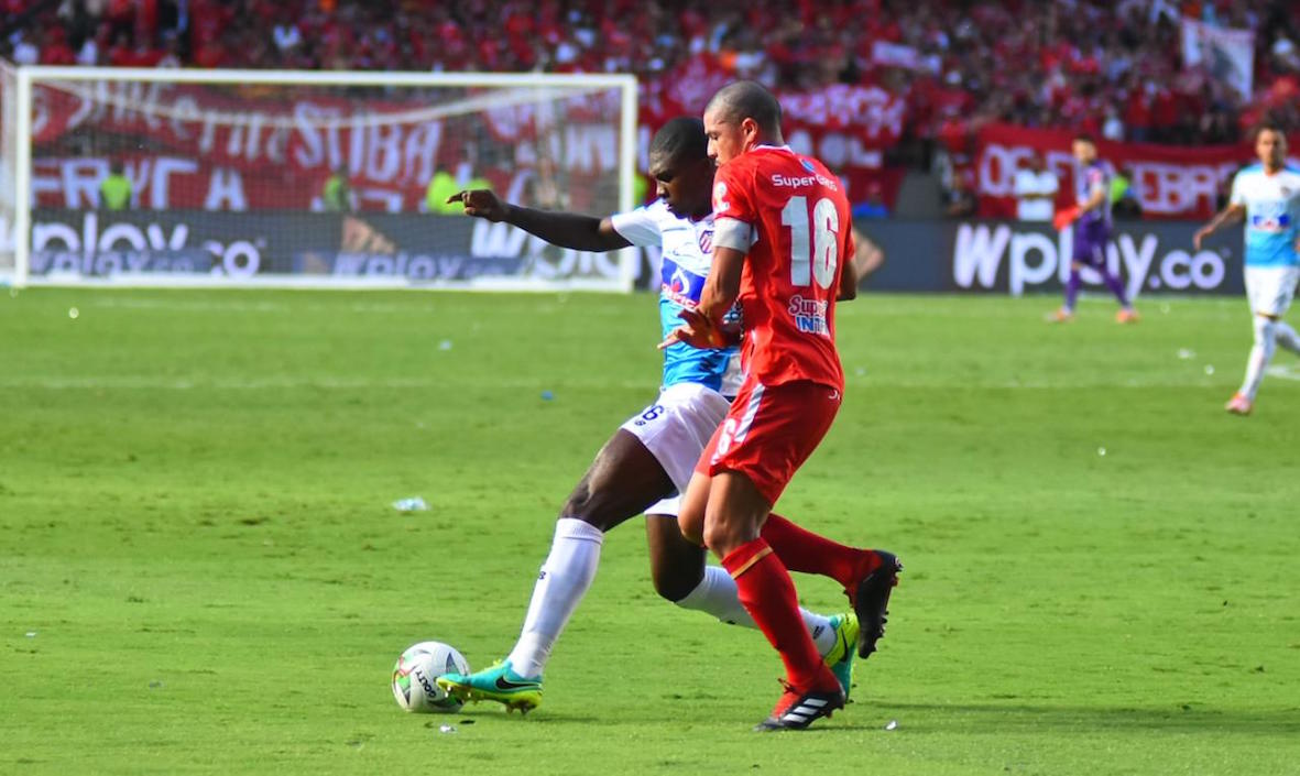 Germán Mera luchando el balón con Juan Pablo Segovia.