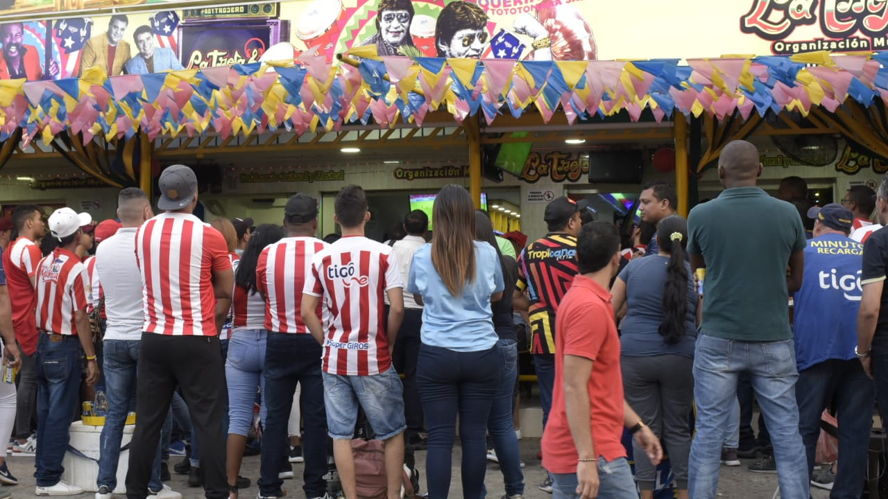 Hinchas de Junior en el estadero La Troja.
