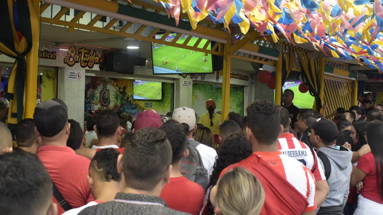 Hinchas de Junior en el estadero La Troja.