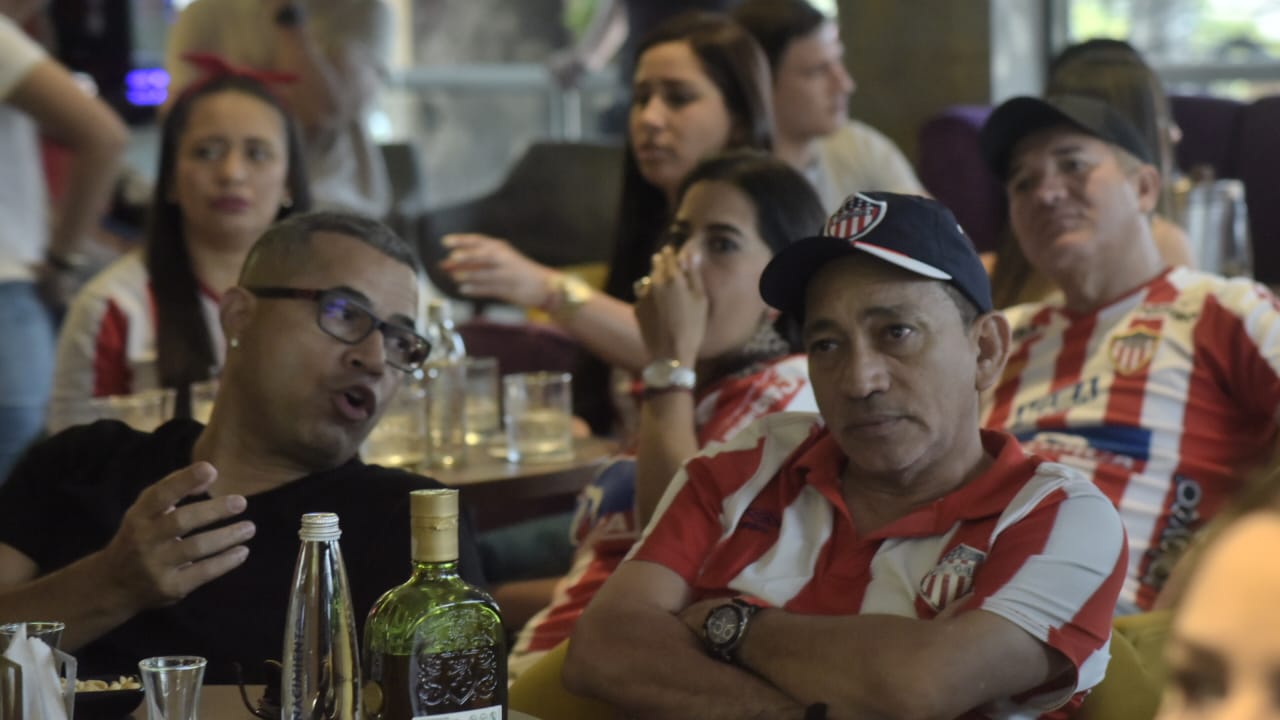 Hinchas de Junior en Búnker Social Club.