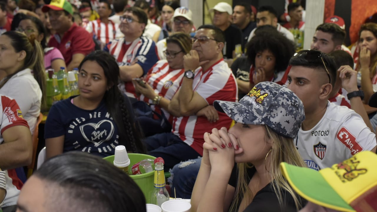 Hinchas de Junior en el estadero La Troja.