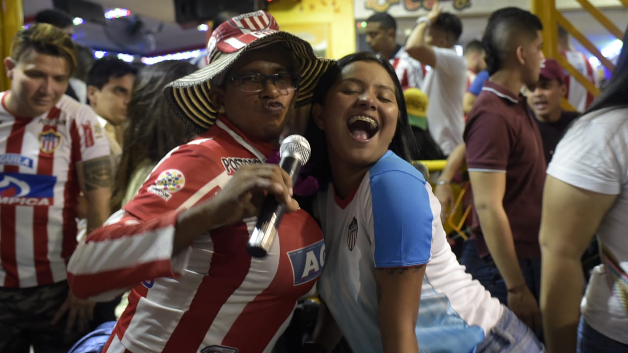 Pese a la derrota, algunos hinchas siguieron la rumba en La Troja.