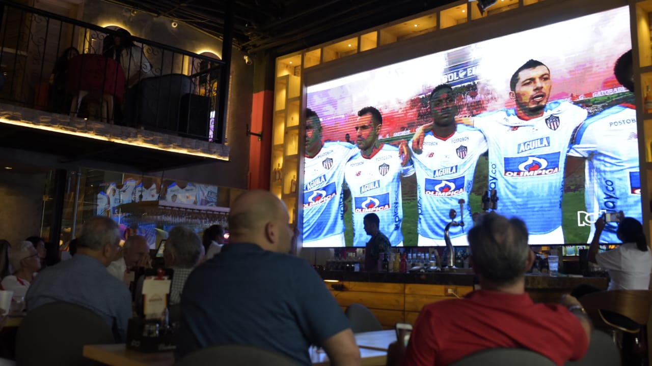 Hinchas de Junior en el restaurante Pizza Bella Sportivo Bar.