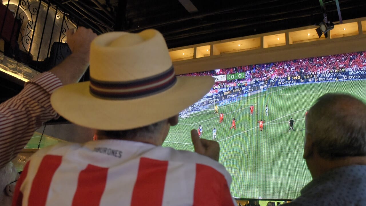 Hinchas de Junior en el restaurante Pizza Bella Sportivo Bar.