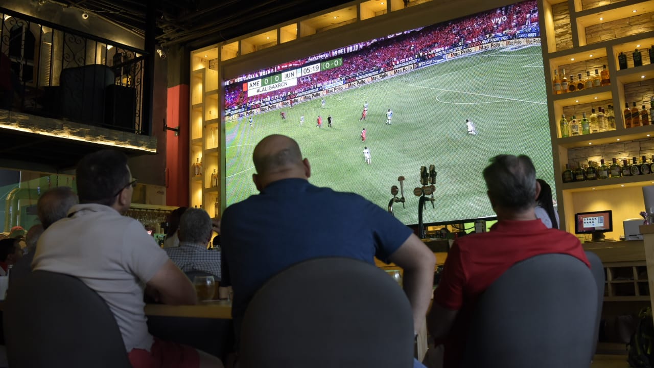 Hinchas de Junior en el restaurante Pizza Bella Sportivo Bar.