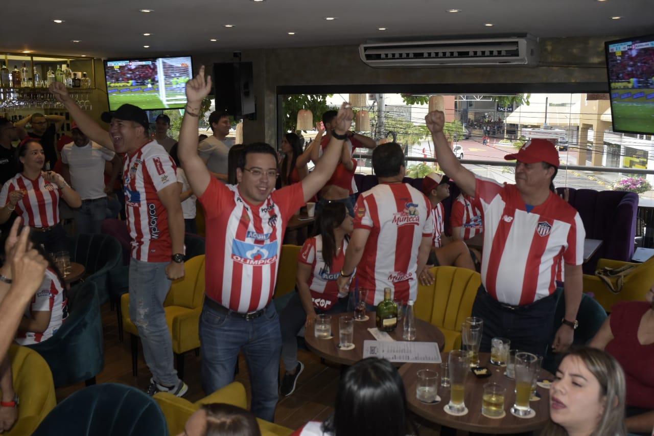 Hinchas de Junior celebrando el gol que le anuló el VAR a Junior, en el Búnker Social Club.