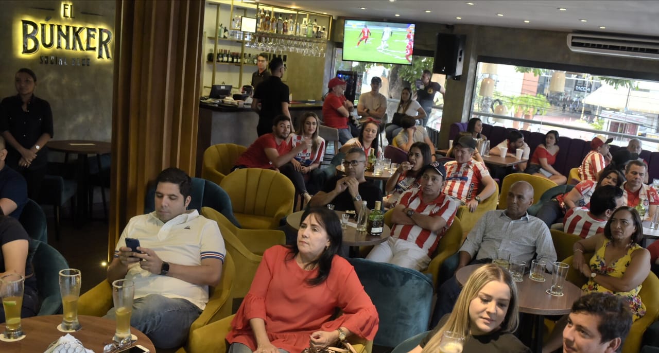 Hinchas de Junior en Búnker Social Club.