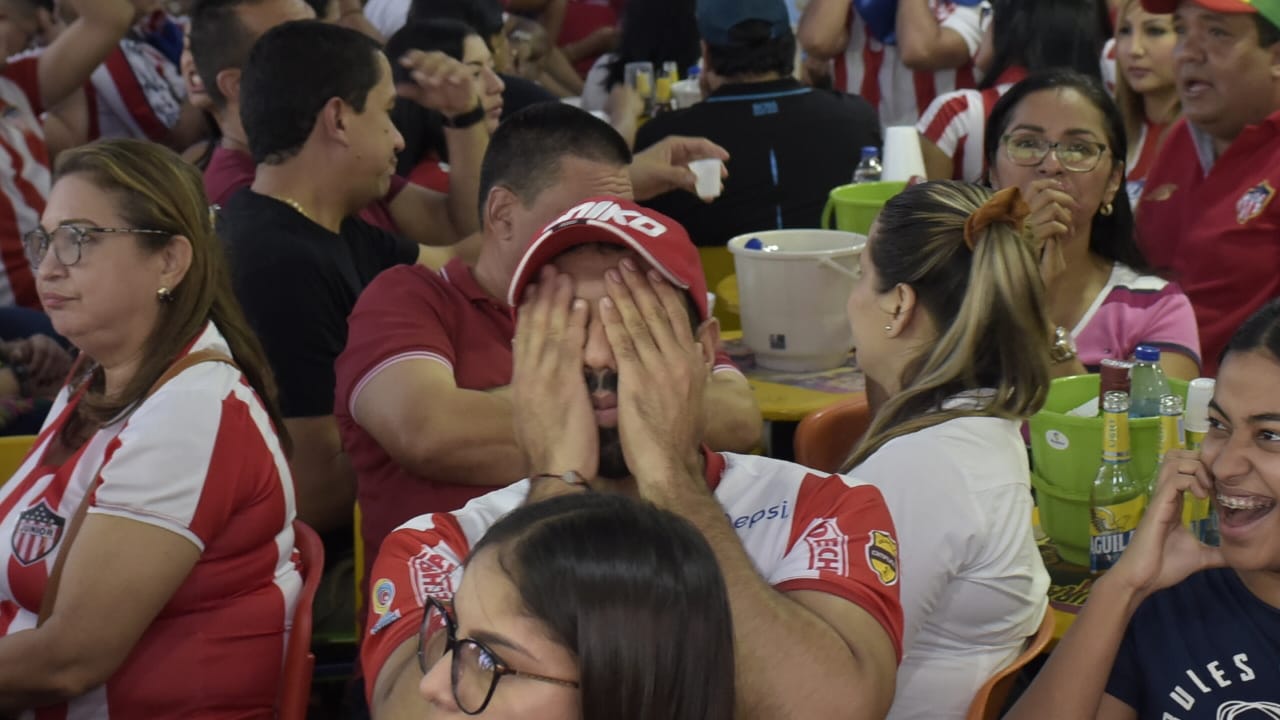 Hincha de Junior en el estadero La Troja.
