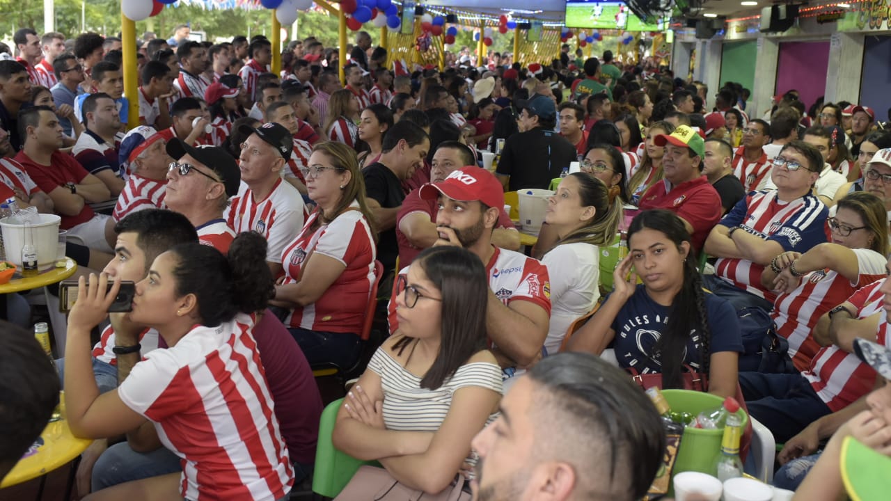 Hinchas de Junior en el estadero La Troja.