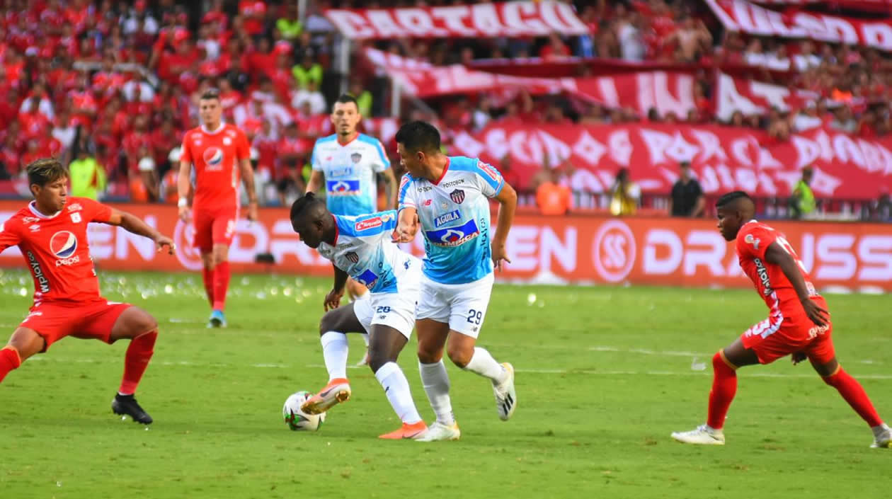 Edwuin Cetré y Teófilo Gutiérrez enfrentando la marca americana.