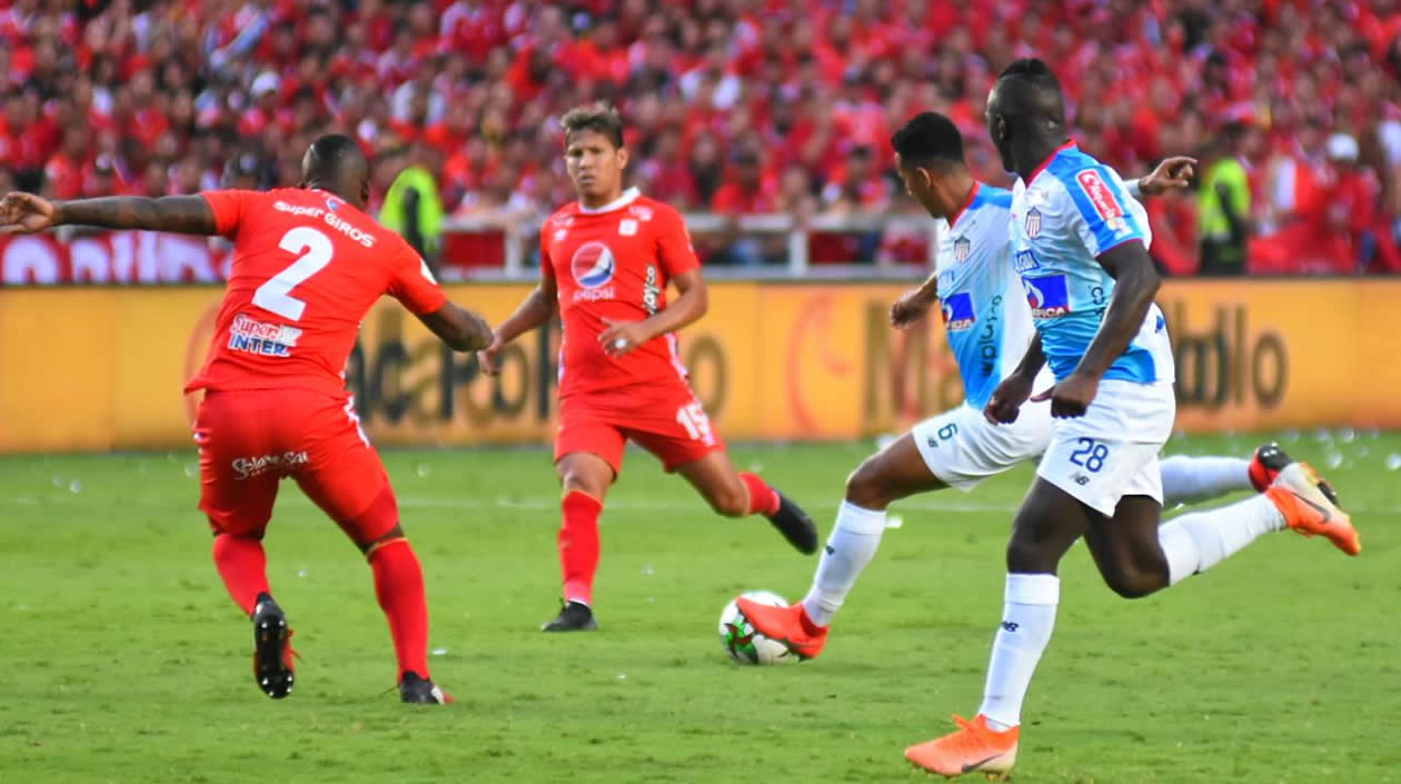 James Sánchez acompañando una jugada ofensiva.
