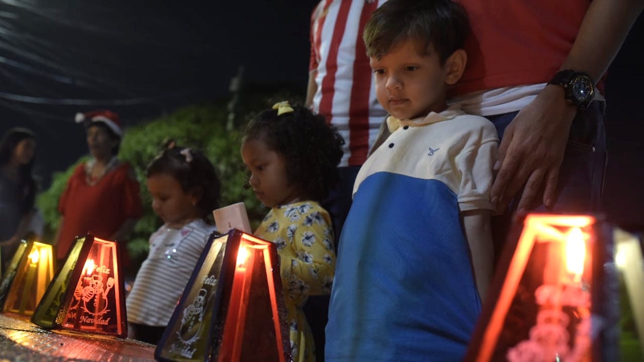 Los menores manteniendo la fe en la celebración.