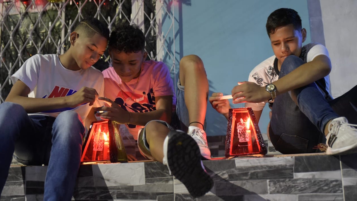 Adolescentes y niños compartiendo en el barrio San Felipe.