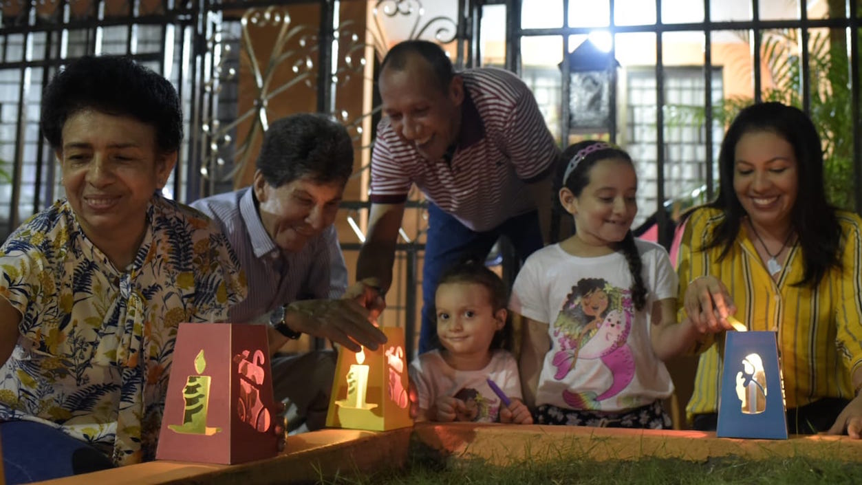 Adultos acompañando a los niños.