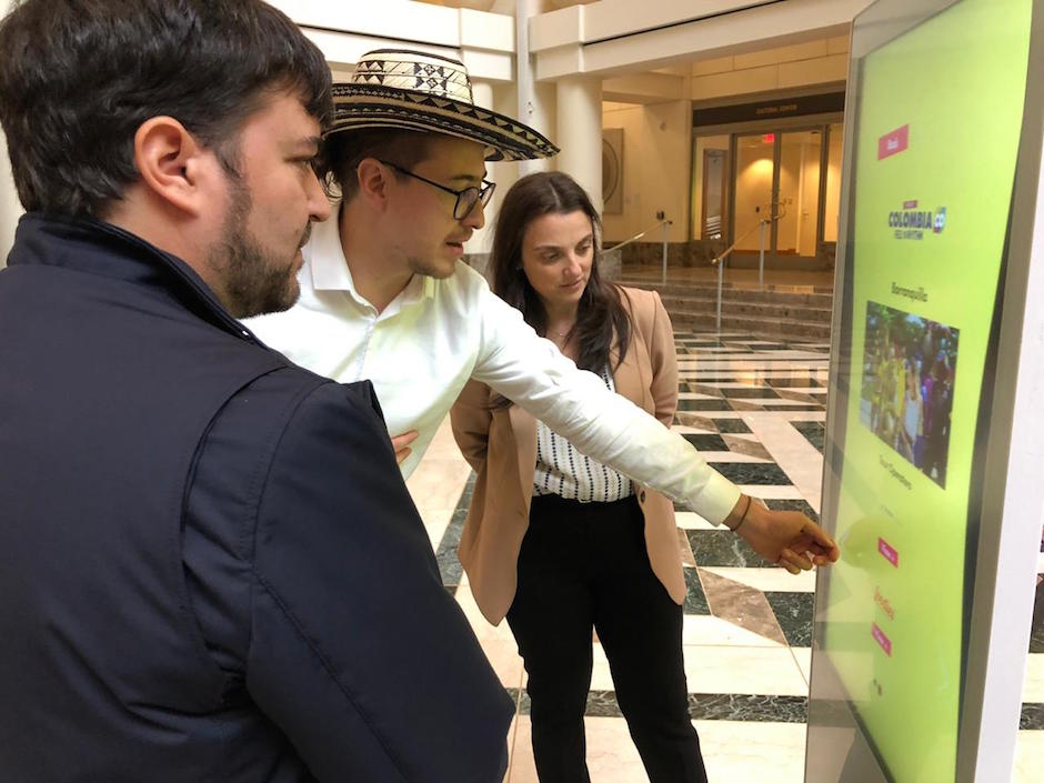 El Alcalde elcto, Jaime Pumarejo, y la Alta Consejera, Karen Abudinen, en la muestra instalada en el BID.