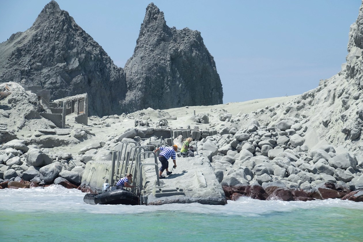 Una gran nube de ceniza cubrió la isla de Whakaari.