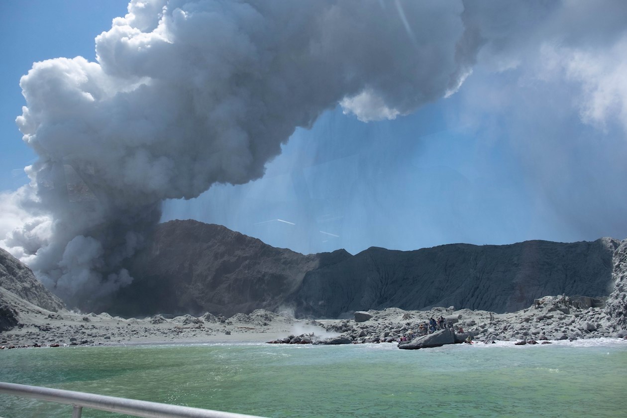 Volcán en erupción en la isla  Whakaari.