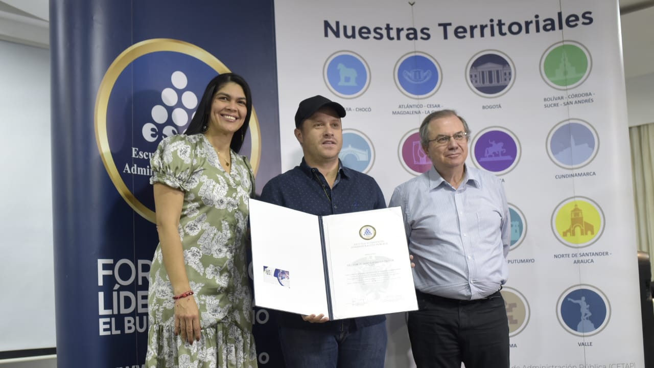 Héctor Olimpo Espinosa, Gobernador electo de Sucre, con Sandra Plata, directora Regional de la Esap, y Mauricio Vasco, Subdirector de Alto Gobierno.