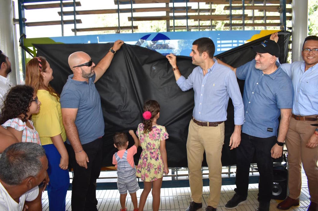 Artistas y directivos de Transmetro durante el acto.