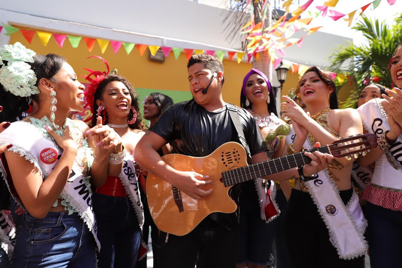 Carnaval de Barranquilla El cantante Rafa Pérez compartiendo con las candidatas.