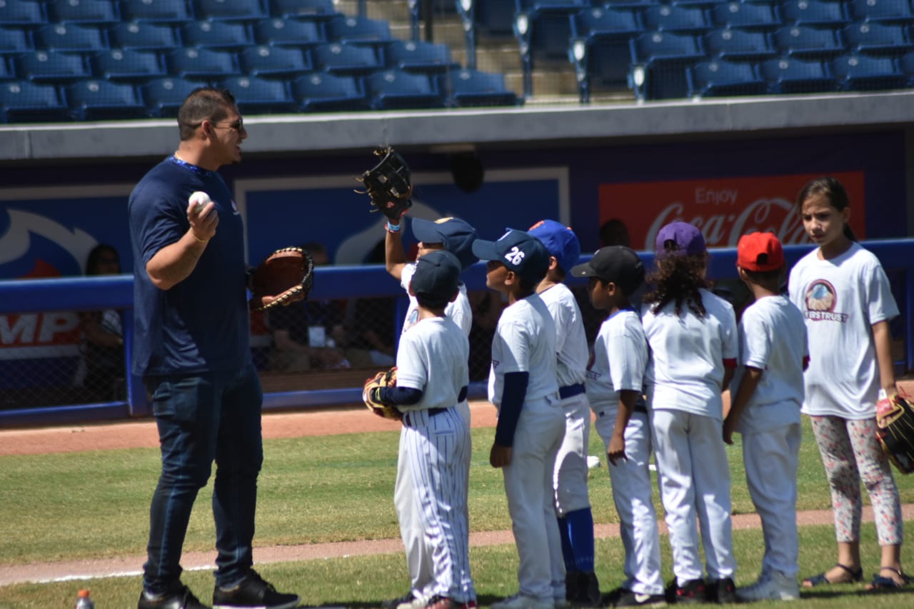 Wilson Ramos habla con los pequeños peloteros.
