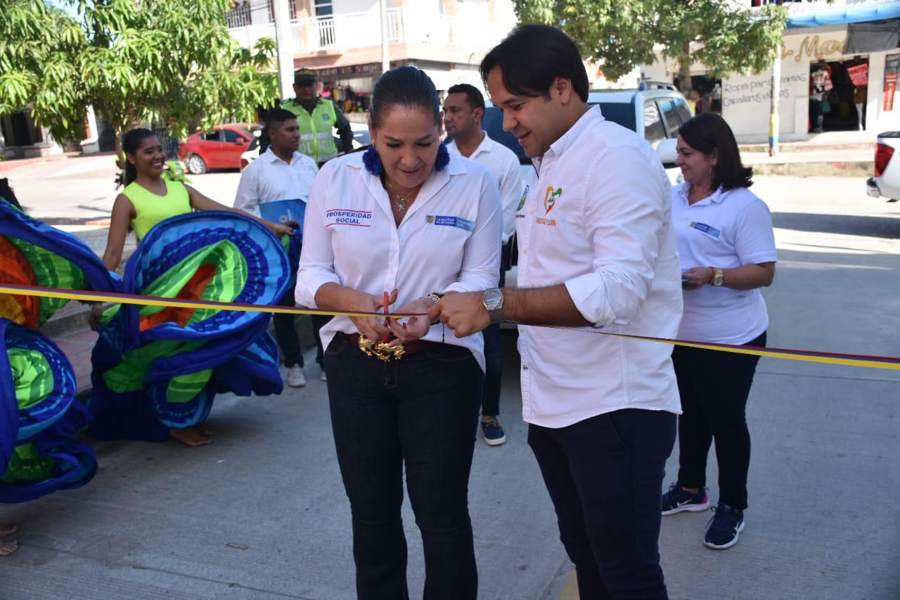 Susana Correa, director de Prosperidad Social; y el alcalde de Baranoa, Lázaro Escalante.