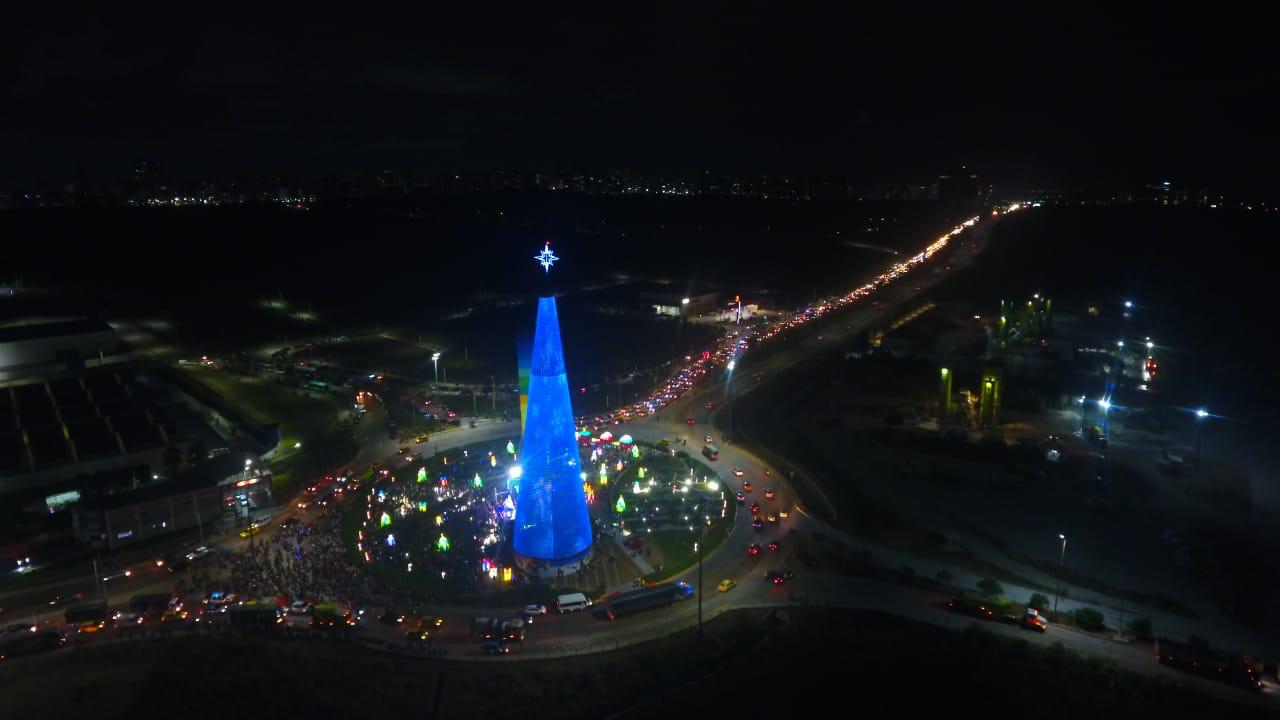 El gigantesco árbol de Navidad iluminado en el sector.