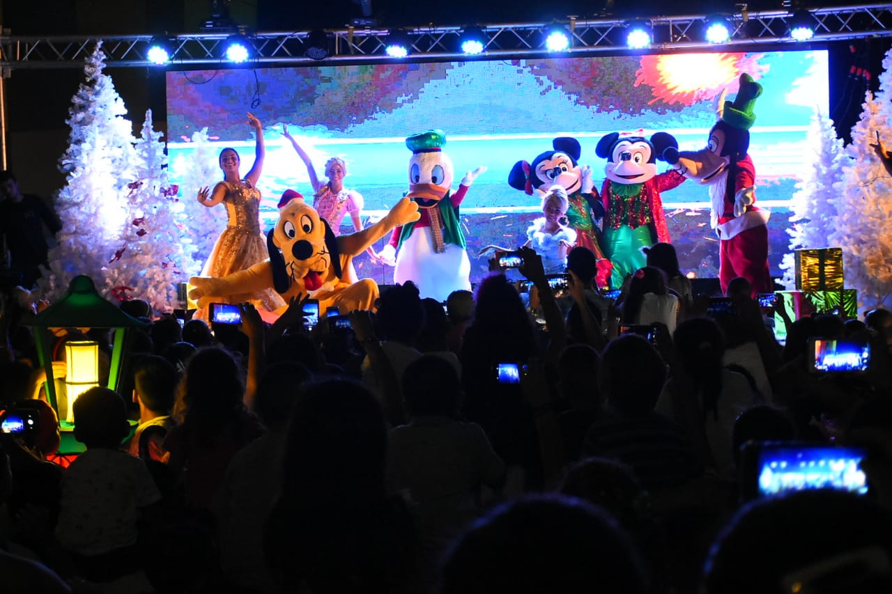 Mickey Mouse y sus amigos, recreando con el mundo de Disney.