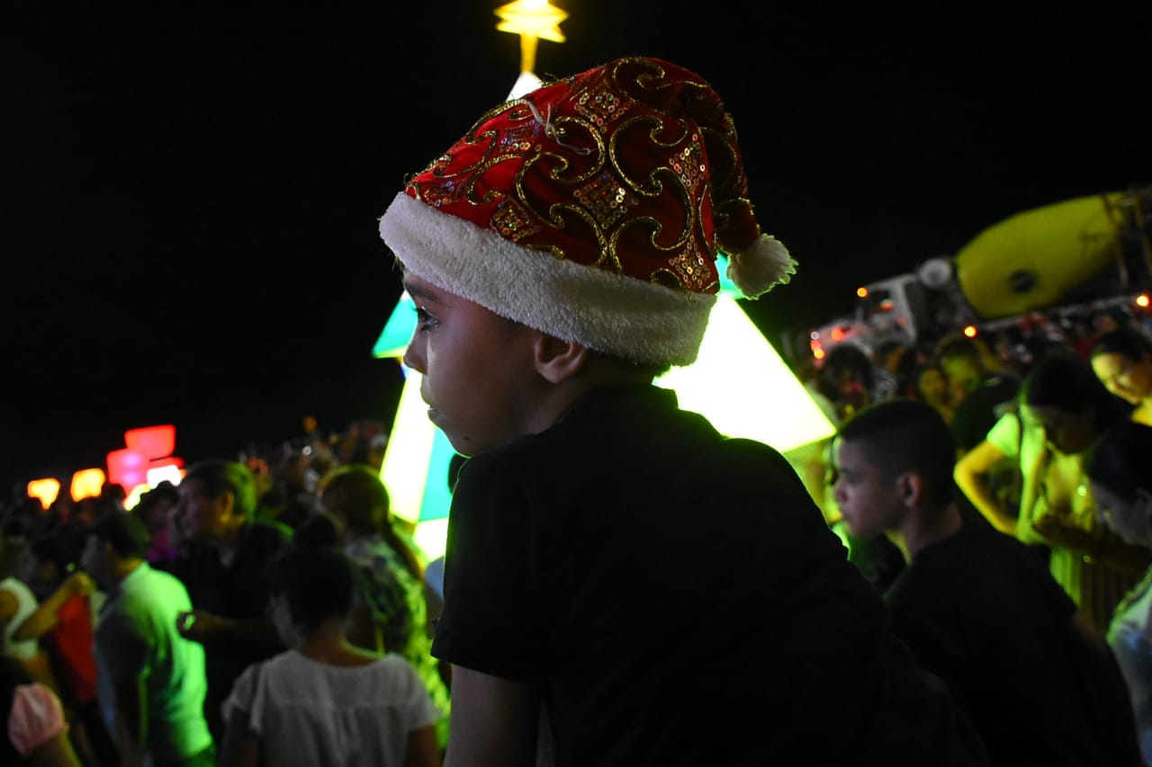 Niños presentes con prendas alusivas a la Navidad.