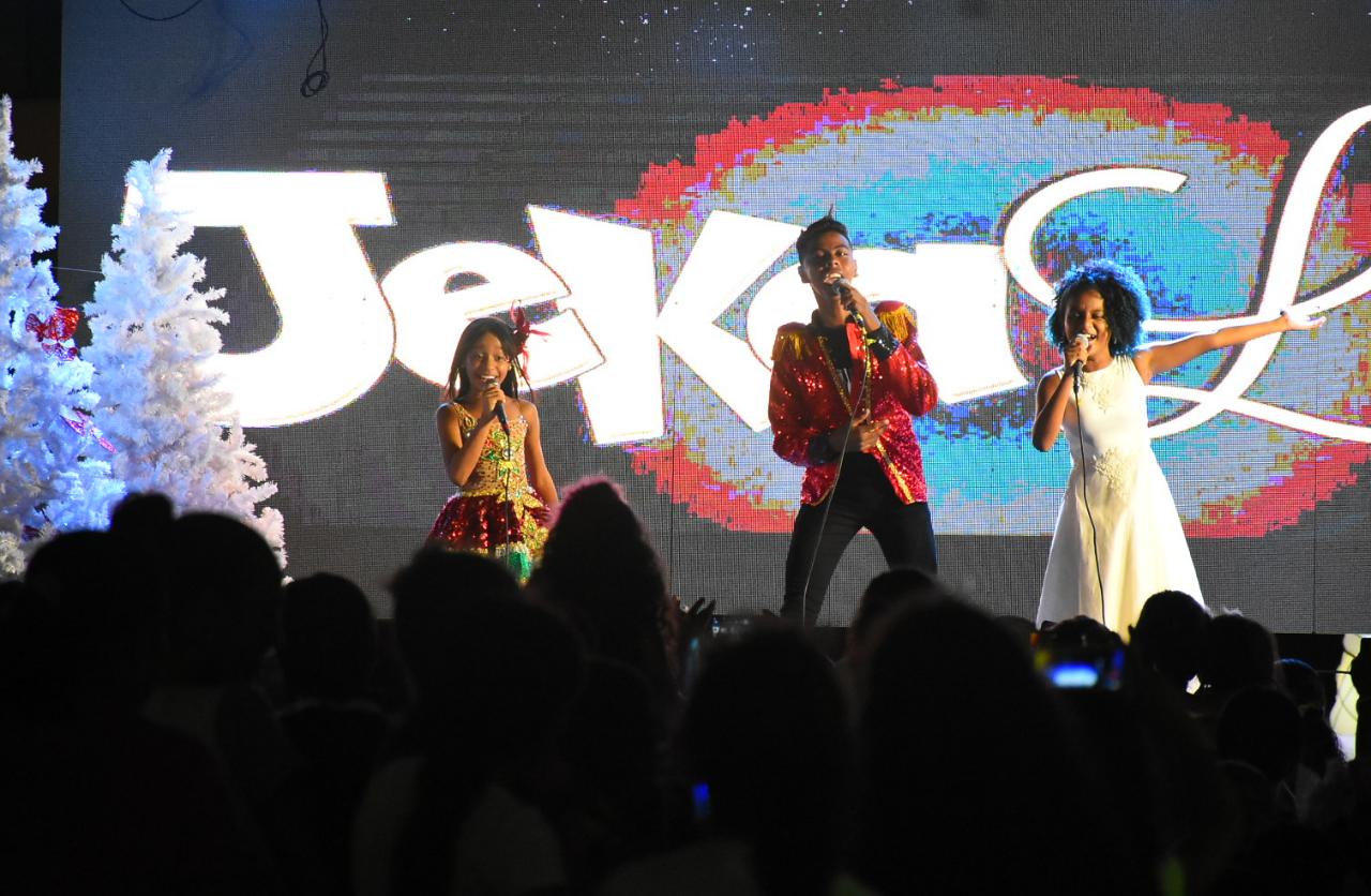 Jóvenes artistas interpretando villancicos como preámbulo.