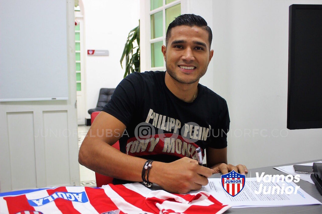 Larry Vásquez firmando el contrato.