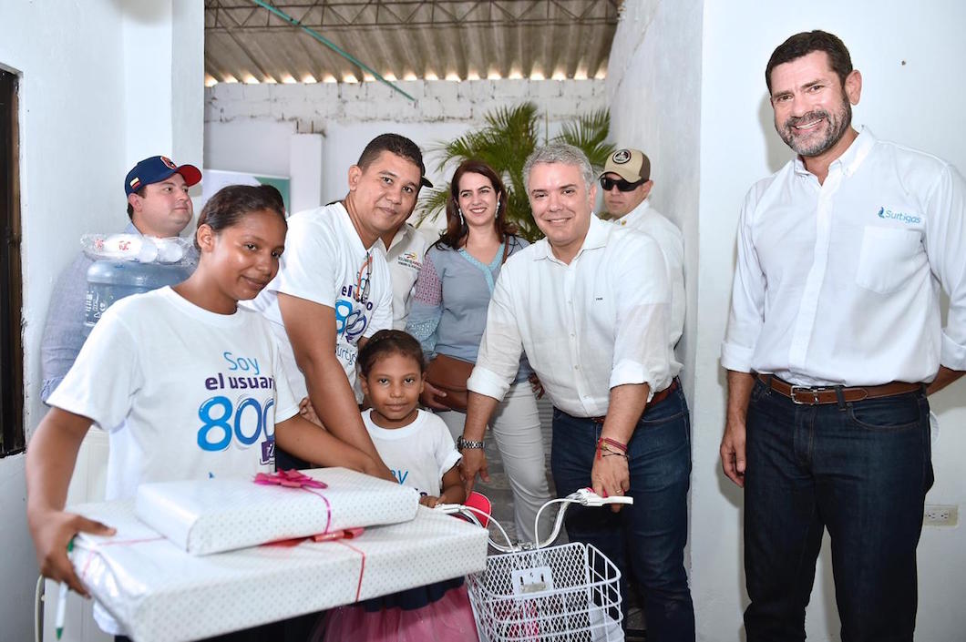 Con los esposos Alexandra Sánchez y Bleyber Vargas, en el barrio El Carmen, convertidos en usuarios #800 mil de Surtigas.