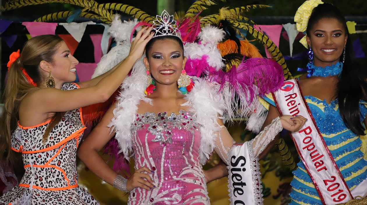 Prensa Carnaval de Barranquilla Isabella y la Reina Popular 2019 estuvieron coronando a la soberana de Siete de Abril.