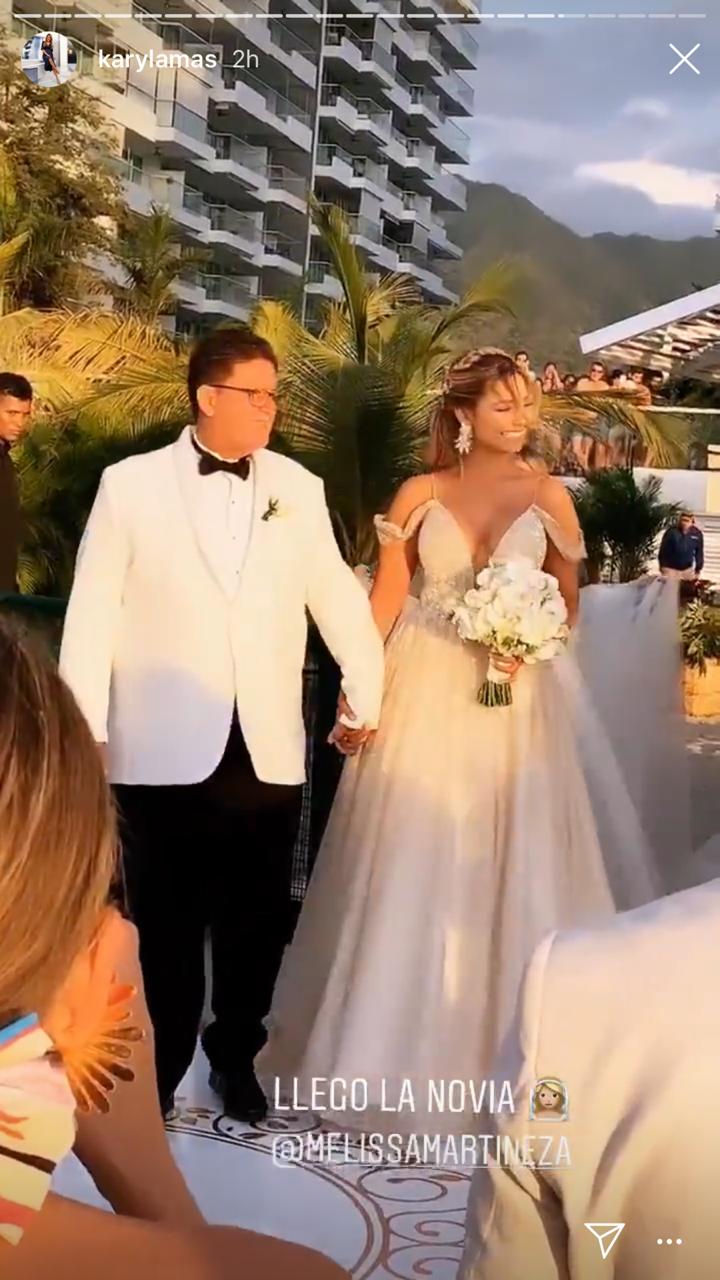 Melissa Martínez siendo llevada al altar. 