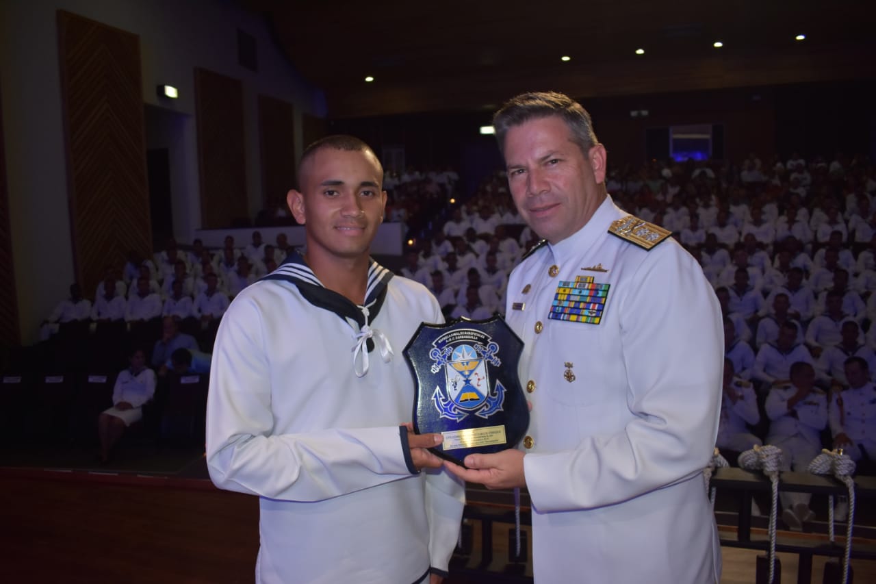 Marinero Segundo Jonathan Fabián Hernández por haber ocupado el primer puesto del Contingente Regular No. 149, tras obtener el mejor promedio académico.